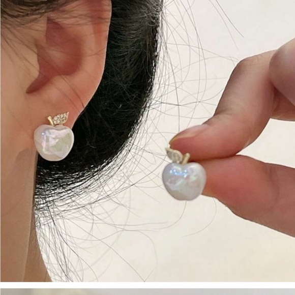 925 Sterling Silver Rhinestone Apple Shaped Stud Earrings - Picture 1 of 2